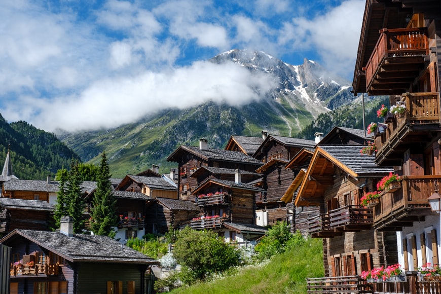 Casas e chales de madeira emmeio a montanhas de Grimentz,Suíça - Representa seguro viagem Suíça.