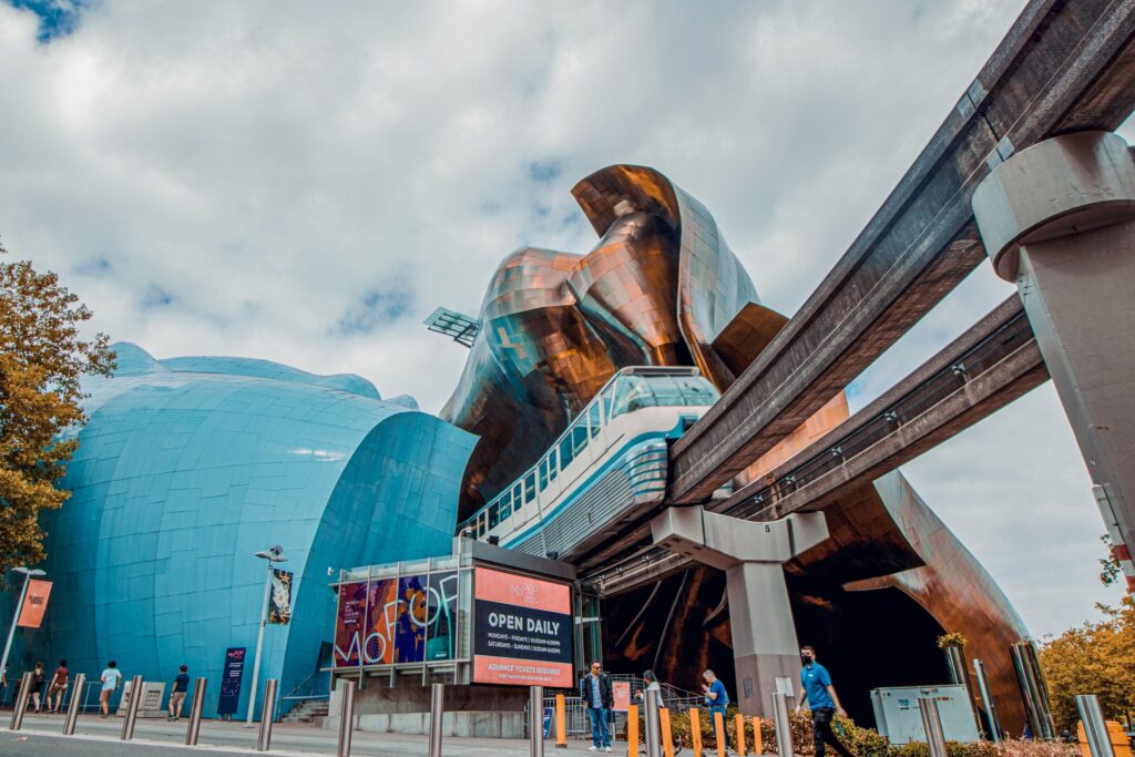 Museum of Pop Culture em Seattle com arquitetura moderna, dobras em metal que se sobrepõe em tons de cobre para representar o seguro viagem para Seattle