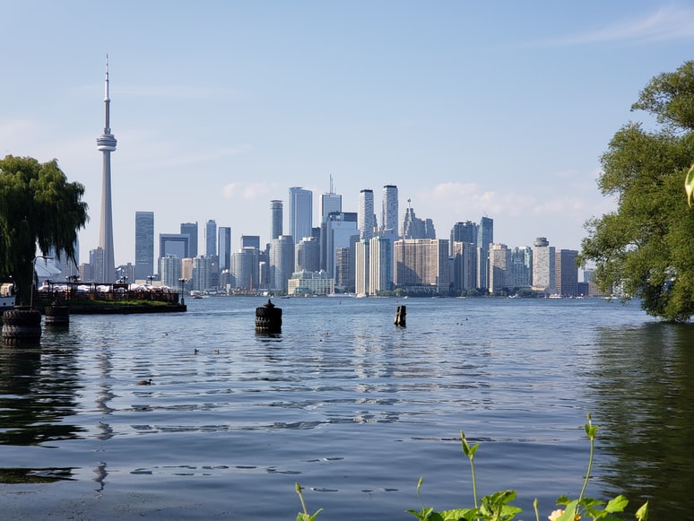 Centre Island, Toronto, Canadá cercado de prédios - representa o seguro viagem para Toronto. 