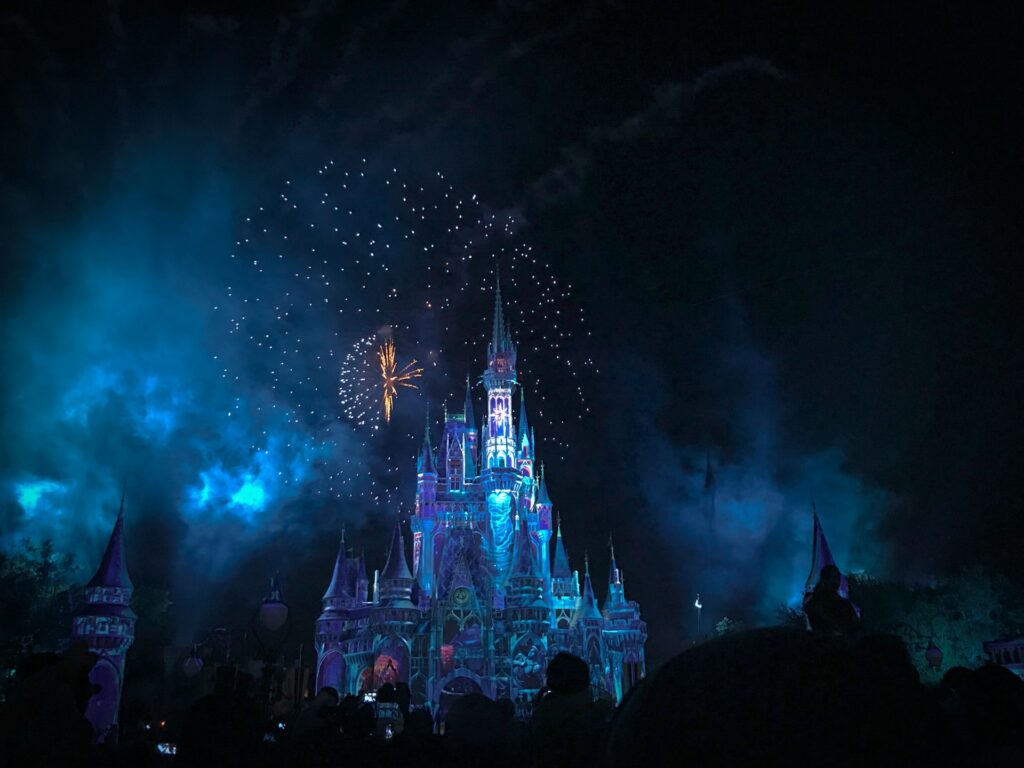 Castelo do Magic Kingdom acesso com luzes azuis de noite no parque de diversão da Disney em Orlando para representar o seguro viagem para Disney