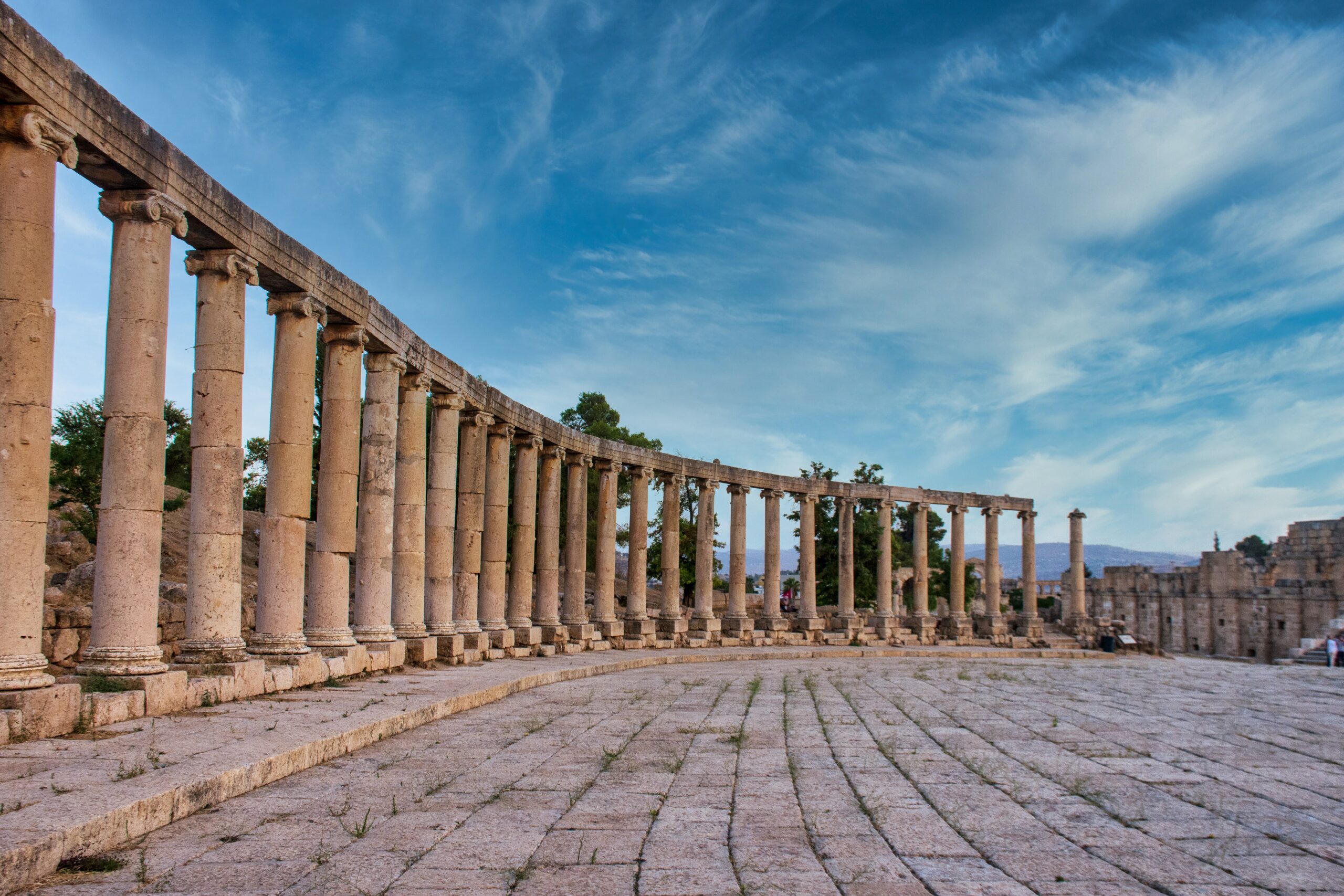 As ruínas de Jerash são um desses legados. Completo com arcos, colunatas, hipódromo, banhos, teatros, templos e muito mais, Jerash é o mais bem preservado dos locais greco-romanos da Jordânia. Representa seguro viagem Jordânia.