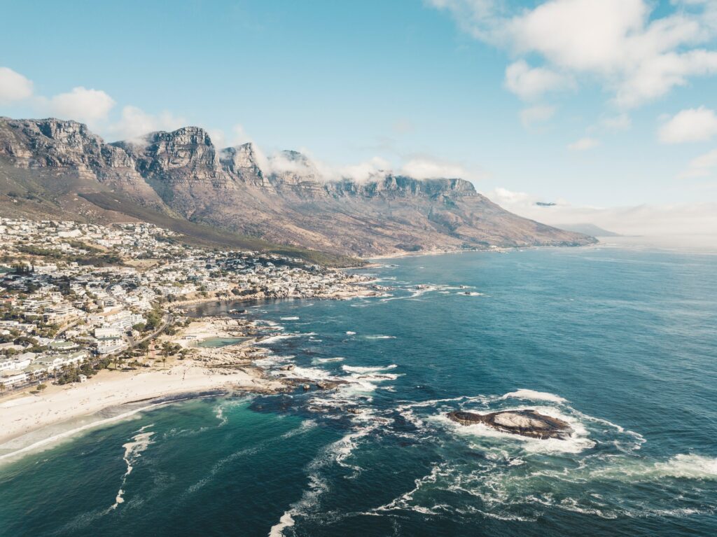 Cidade do Cabo na África do Sul uma costa extensa com a cidade acompanhando, muitas rochas e o mar na frente, para representar seguro viagem para África