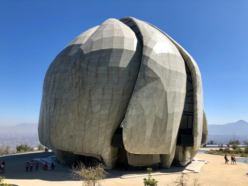 Templo Bahá'í de Sudamérica em formato arredondado e muito alto com algumas aberturas e ranhuras em Santiago no Chile para representar seguro viagem para Santiago