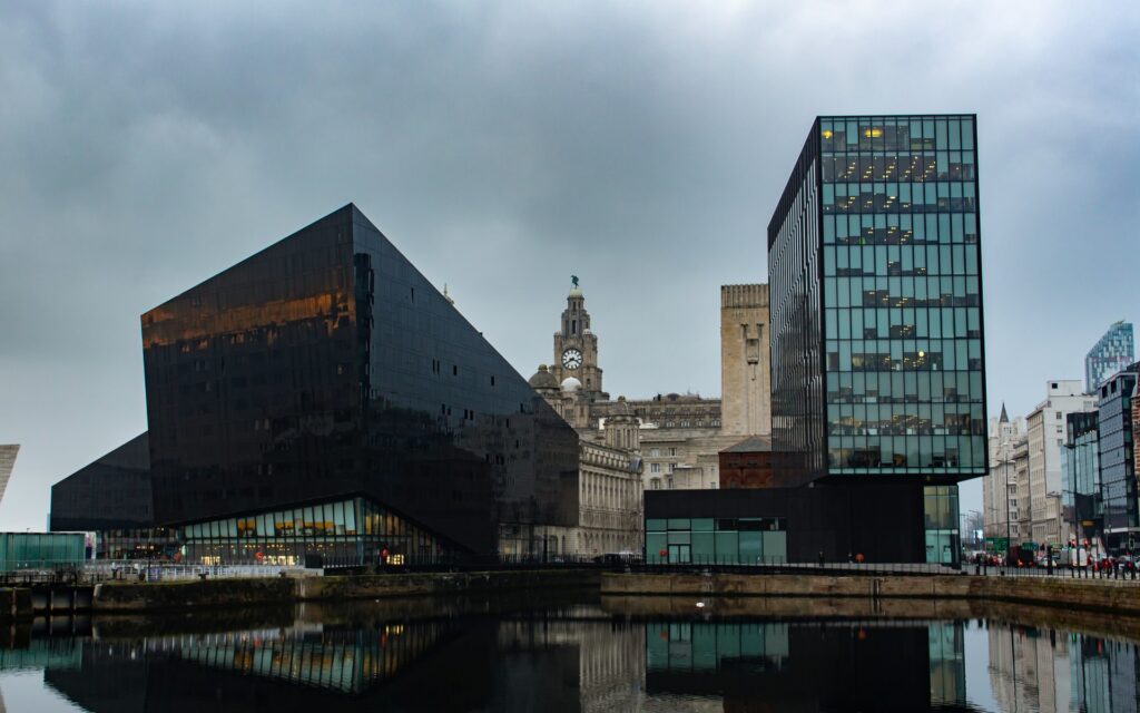 Prédios espelhados no centro da cidade de Liverpool na Inglaterra