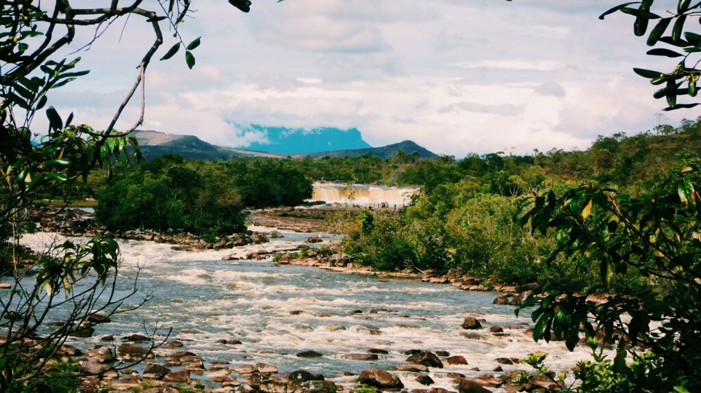 Uma pequena queda d'água que se parece com uma cachoeira num lago repleto de vegetação e rochas em Gran Sabana, na região de Bolívar, próximo de Caracas na Venezuela para representar o seguro viagem Caracas