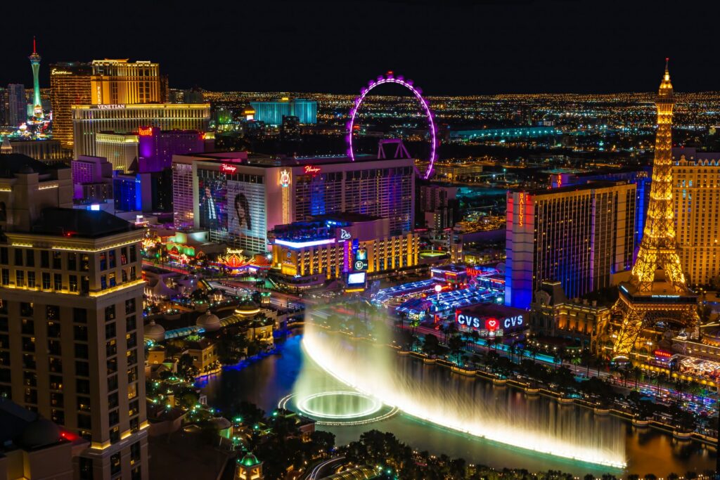 Área principal de Las Vegas a noite, todos os cassinos, hotéis, prédios e atrações no lago principal estão com as luzes acessas, para representar o seguro viagem para Las Vegas