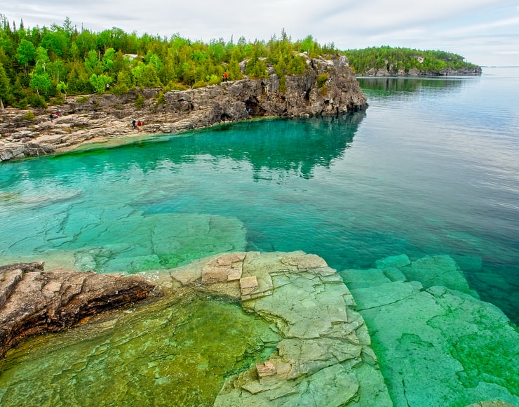 Lago com água clara em tom de verde água no Lake Huron, Ontário, Canadá.
