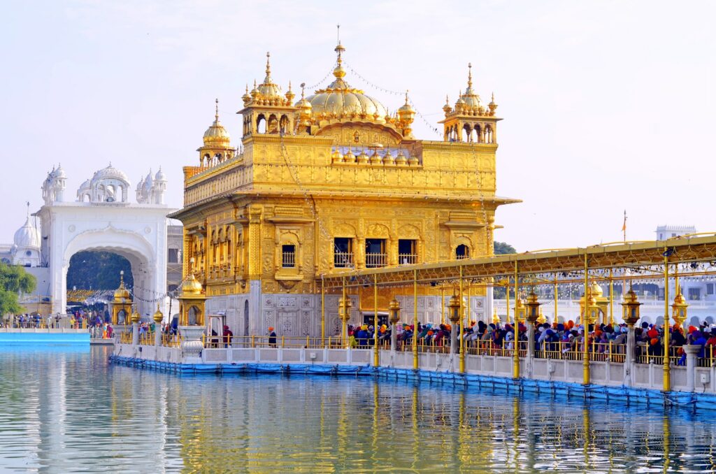 O Templo Dourado em Punjab na Índia, trata-se de uma construção feita de ouro em arquitetura indiana, com uma ponte também com detalhes em ouro que atravessa a água e leva em direção do templo