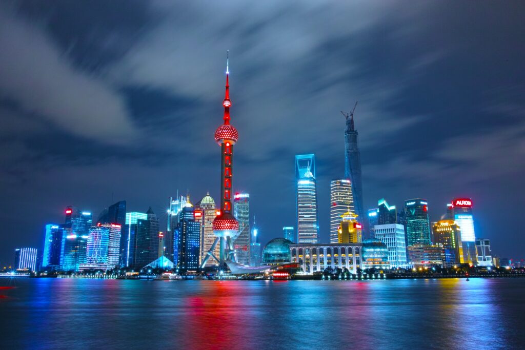 Shangai na China, prédios luxuosos, futuristas, acesos com luzes coloridas durante a noite, para representar o seguro viagem para Ásia
