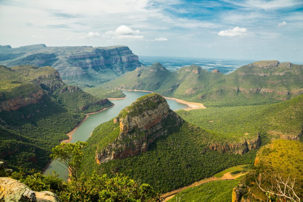 Um enorme rio cortando montanhas cobertas de vegetação entre as províncias de Mpumalanga e Limpopo na África do Sul