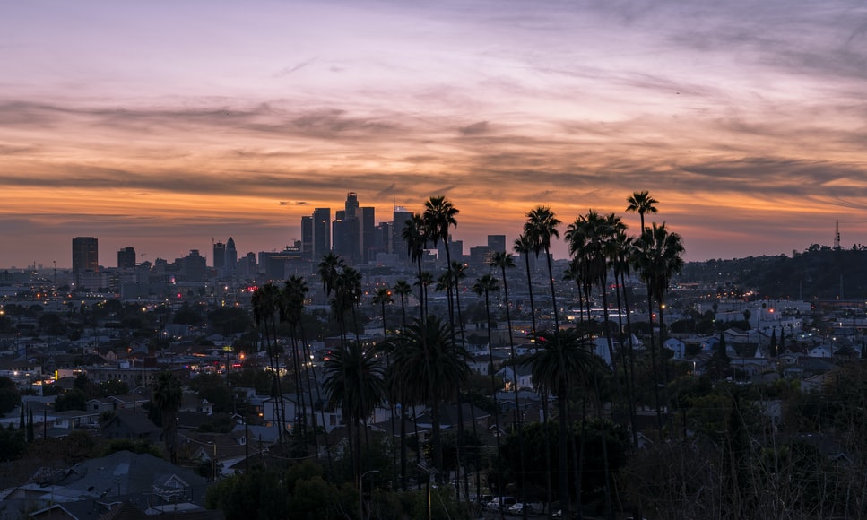 Vista a noite da Lincoln Heights, Los Angeles, Califórnia. 