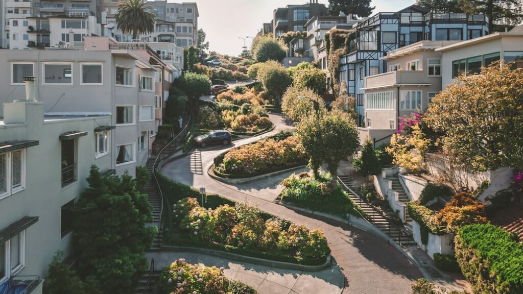 Rua mais torta do mundo a Lombard Street, São Francisco -Representa o seguro viagem São Francisco.