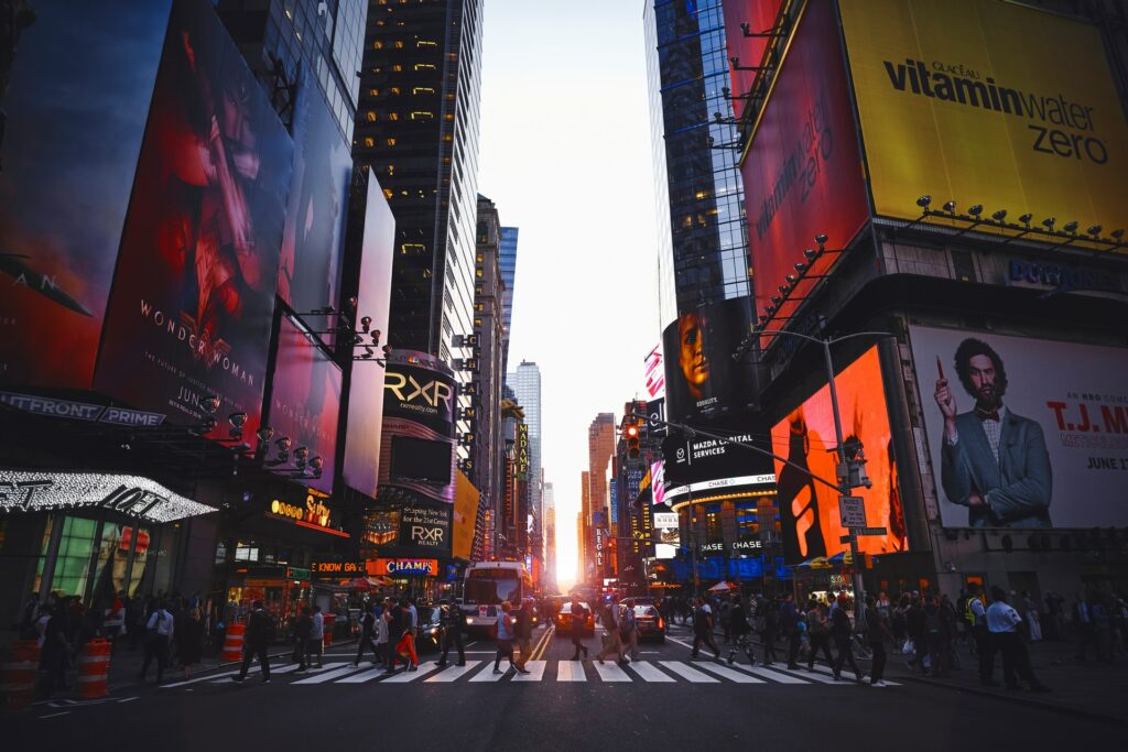 Ruas cheias e movimentadas, diversos anúncios e lojas na Time Square em Nova York no EUA para representar o seguro viagem para América do Norte