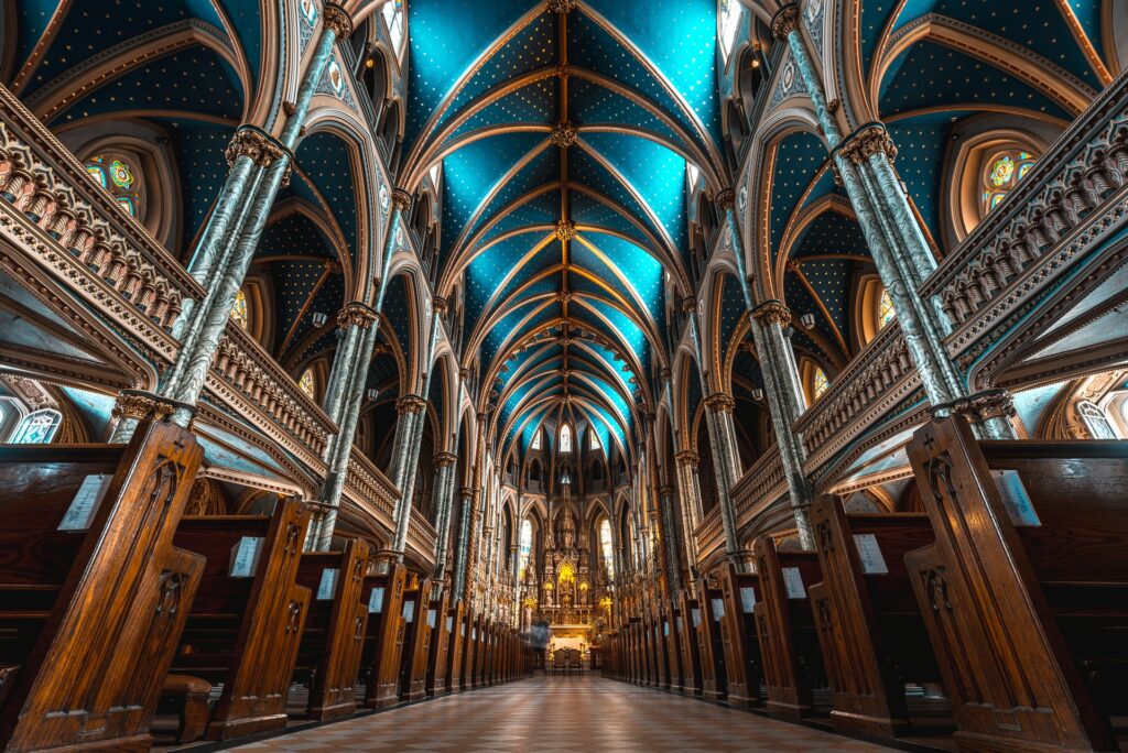 Parte interna da Notre Dame Cathedral Basilica em Ottawa no Canadá, com o teto desenhado em tons de azul imitando o céu para representar o seguro viagem para Ottawa