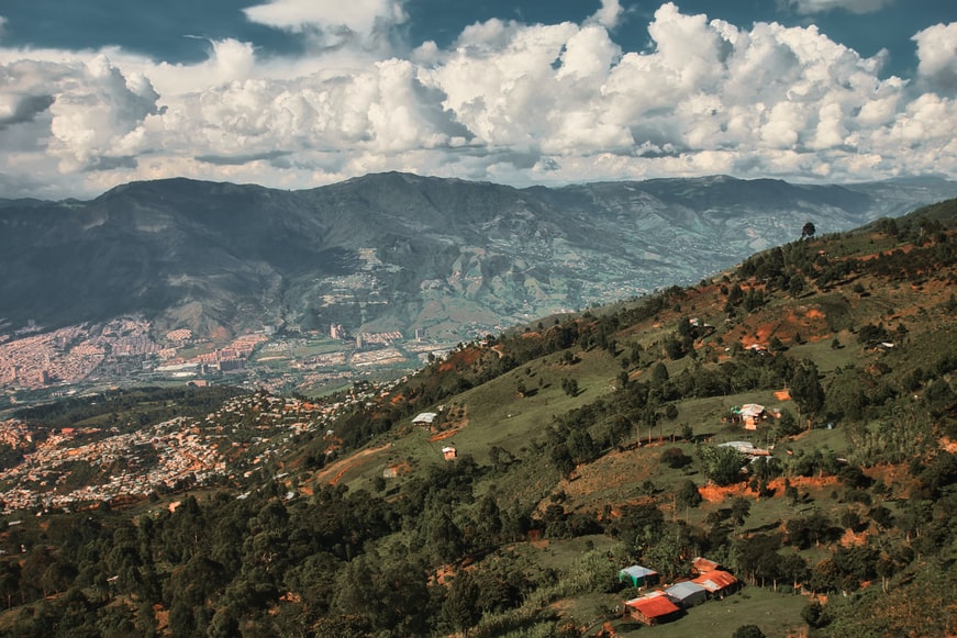 Vista panorâmica do Subúrbios de Medellín, Colômbia- representa seguro viagem Medellín