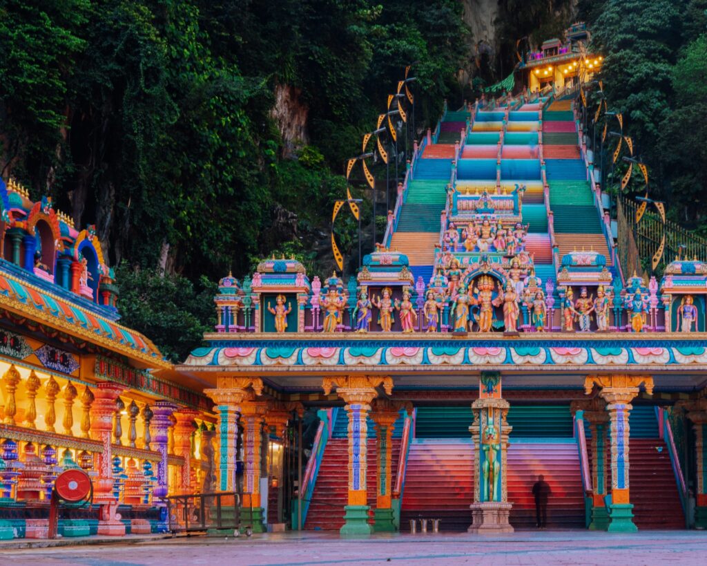 Batu Caves em Gombak na Tailândia, uma enorme escadaria colorida que leva para o topo de um templo, imagens de deus indus também fazem parte da decoração, para representar o seguro viagem para Ásia