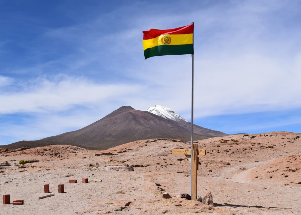 Bandeira da Bolívia presa num dos desertos nas montanhas para representar o seguro viagem para Bolívia