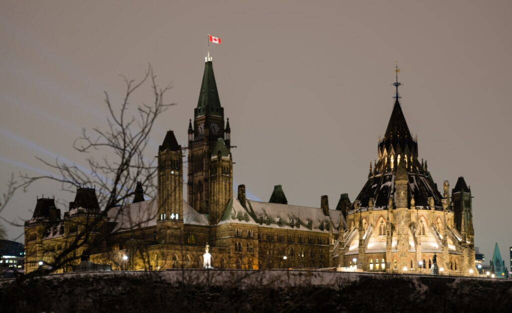 Prédios históricos que se unem e formam uma espécie de castelo no Centre Block em Ottawa no Canadá para representar o seguro viagem para Ottawa