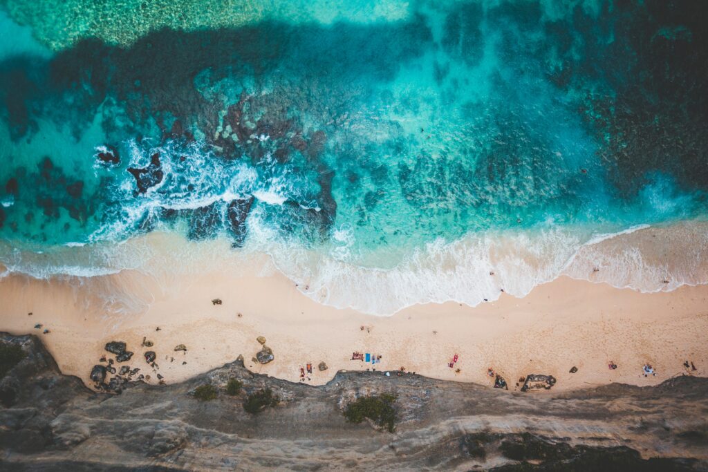 Vista  da praia de Nesa Penida com agua azul turquesa. - Representa seguro viagem Bali.