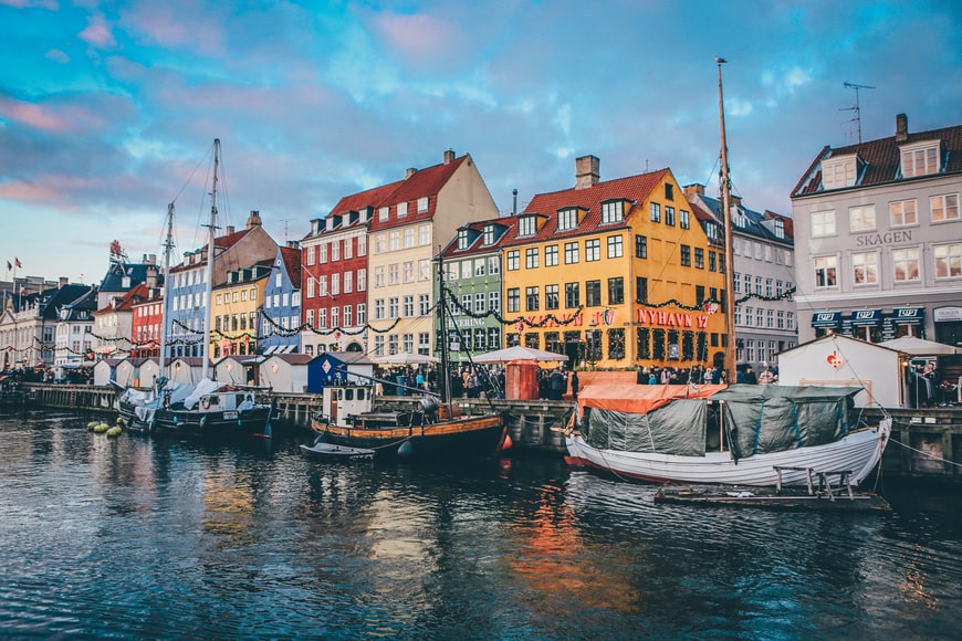 Barcos no rio em Nyhavn, København, Dinamarca - Representa seguro viagem Dinamarca.