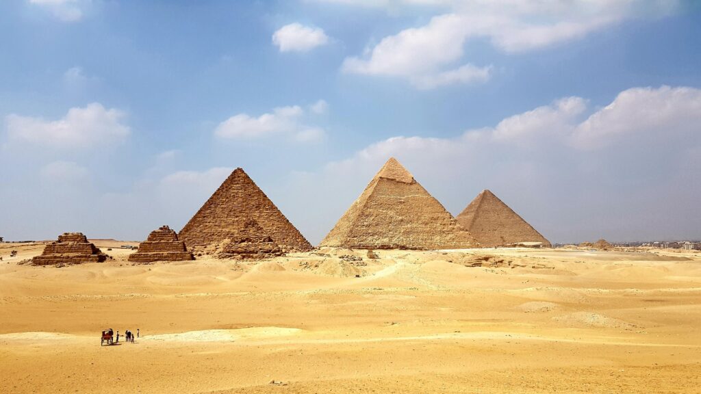 Pirâmides antigas no deserto em Al Haram no Egito