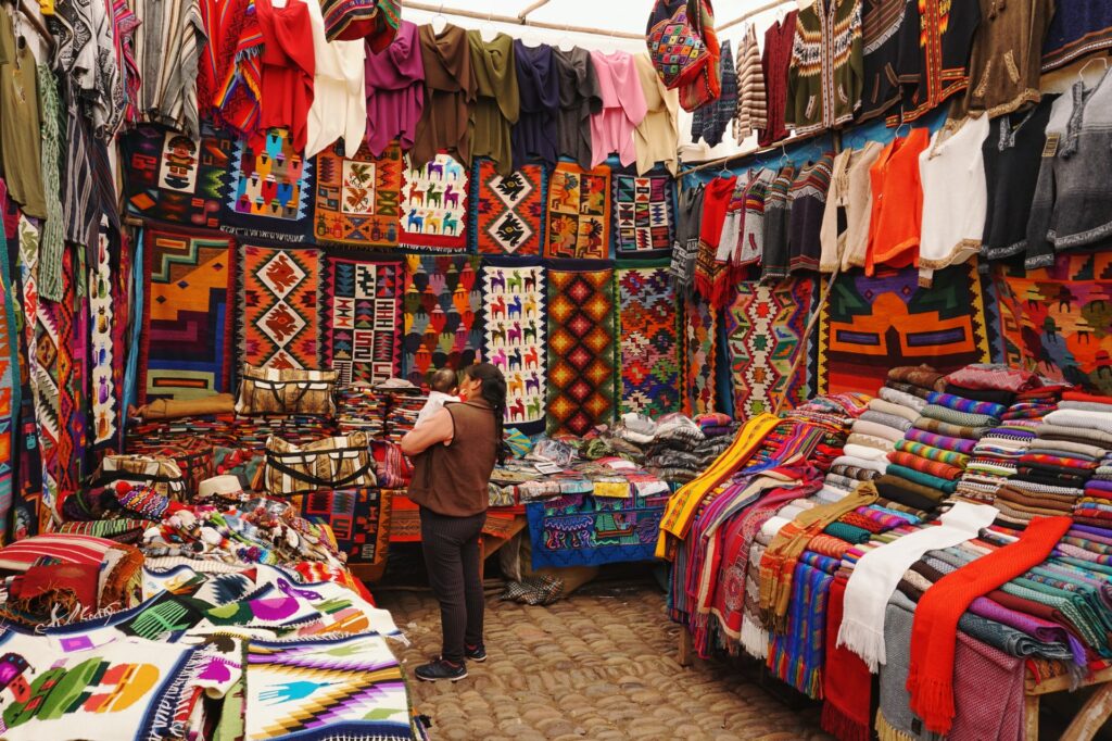 Lado de dentro de uma loja de artesanatos em Lima, coberta de panos, roupas e outros adereços feitos mão com algodão peruano