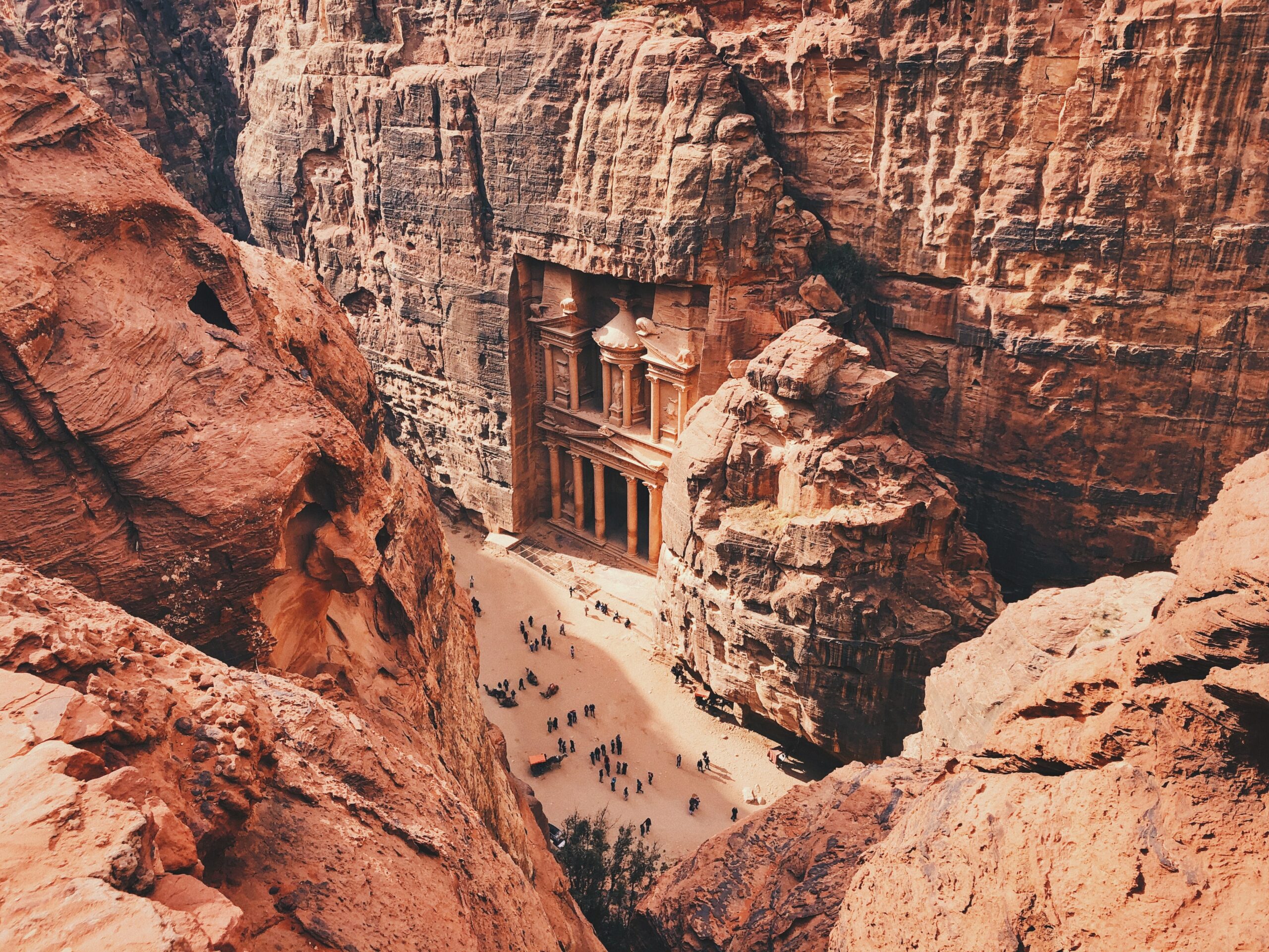 Cidade antiga esculpida em pedra em Petra, Jordânia. Representa seguro viagem Jordânia.