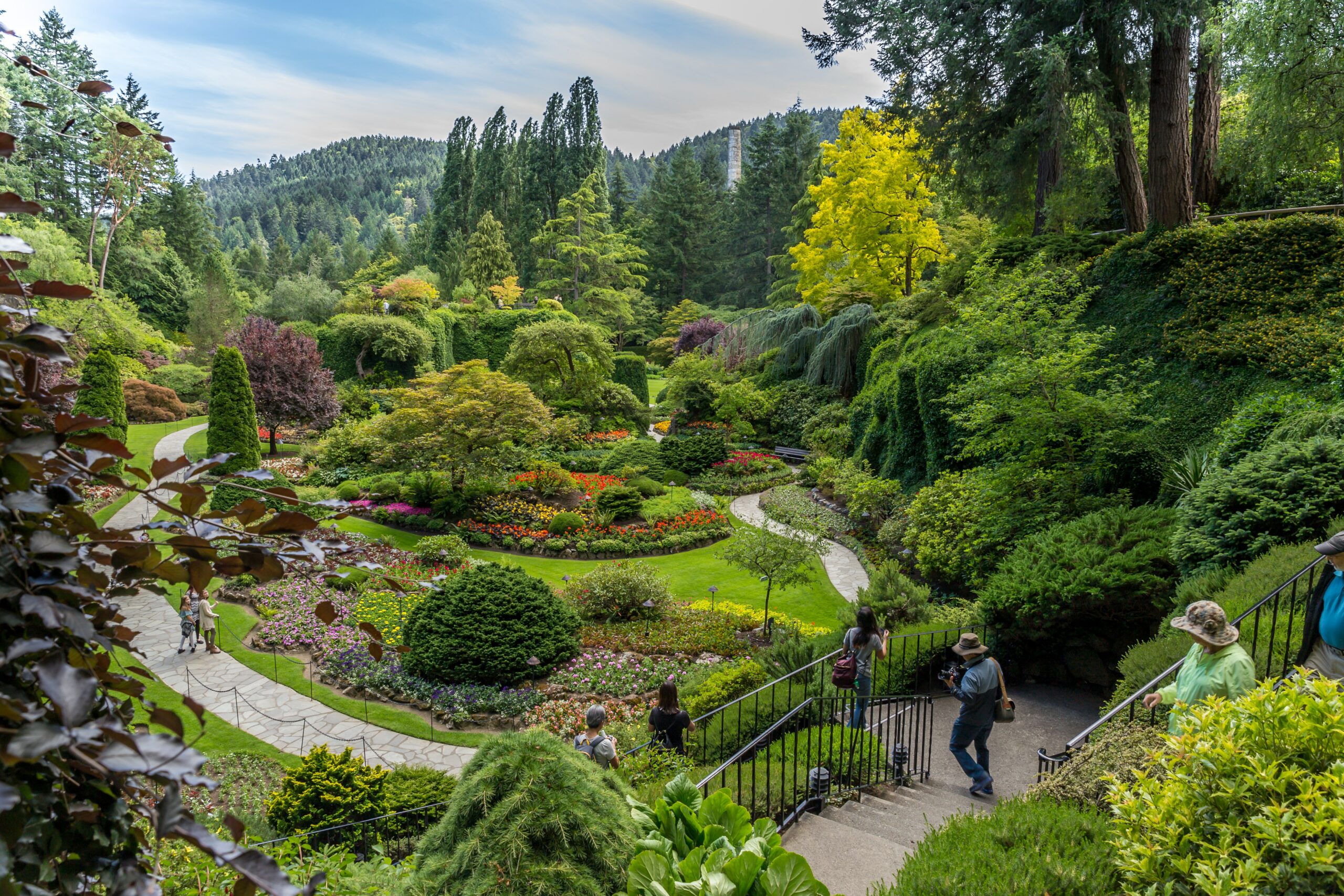 Um extenso jardim repleto de uma vegetação variada, com árvores e flores de todos os tipos no Jardins de Butchart em Victoria no Canada para representar seguro viagem para Victoria