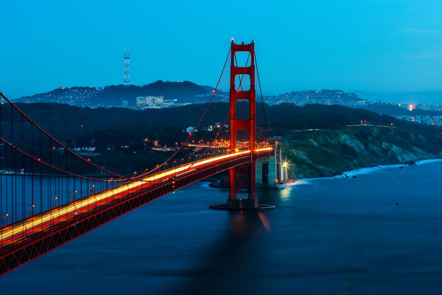 Ponte Golden Gate, São Francisco, Estados Unidos a noite. Representa o seguro viagem para os Estados Unidos.