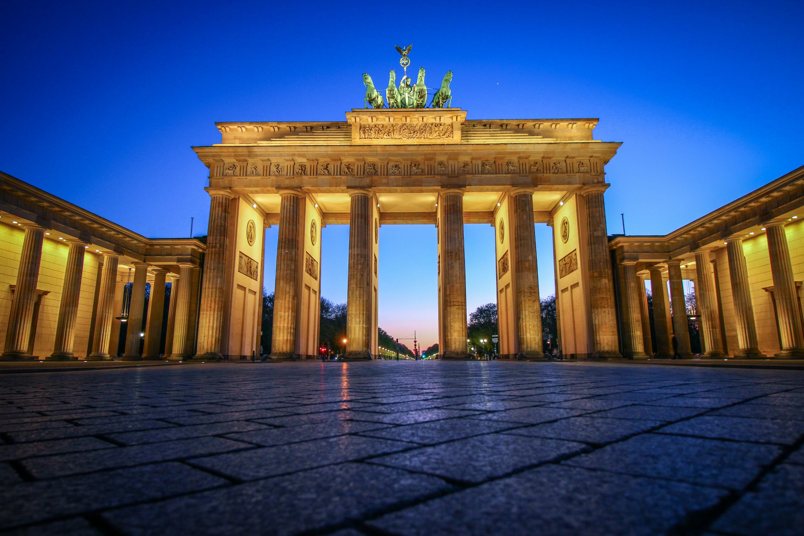 Portão de Brandemburgo, em Berlim, iluminado - Representa seguro viagem Berlim.