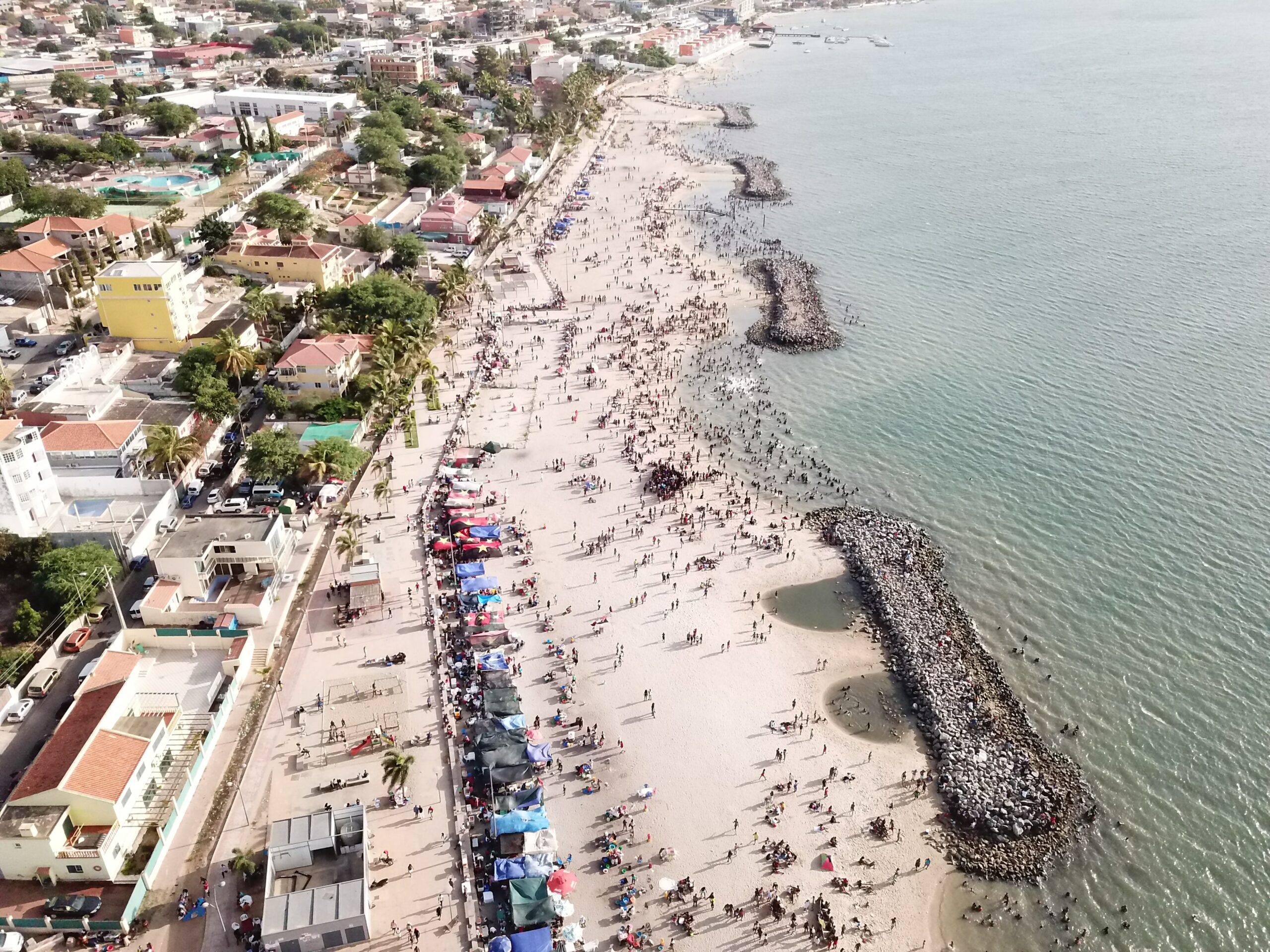Vista panorâmica da praia Unnamed Road, Belas, Angola - Representa seguro viagem Angola