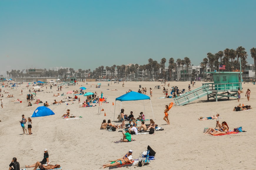 Praia Venice, com algumas pessoas em  Los Angeles, Califórnia.- Representa o seguro viagem para Los Angeles