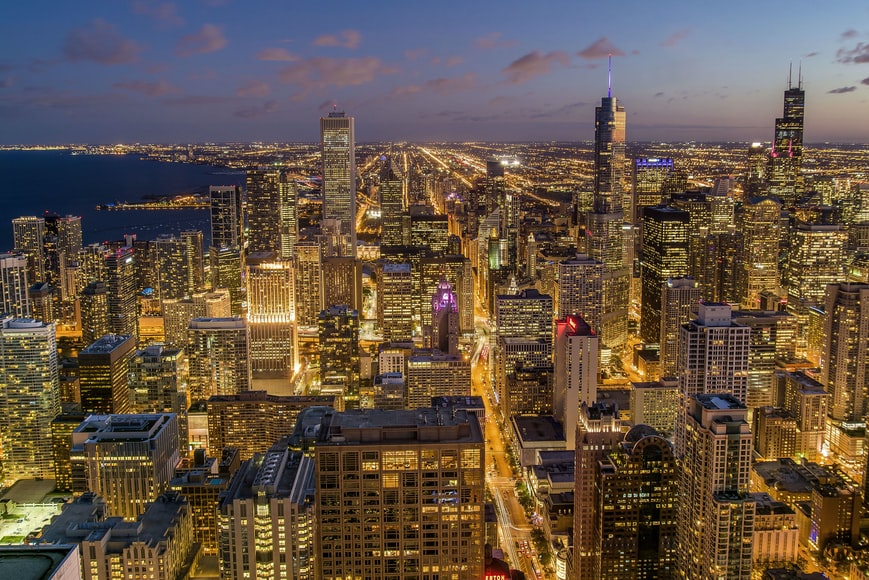 Vista a noite da cidade de Chicago, Estados Unidos. Representa o seguro viagem para Chicago