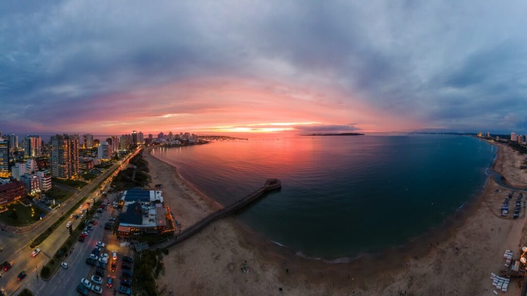 Vista panorâmica de Punta del Este, Uruguai. representa seguro viagem para Punta del Este.