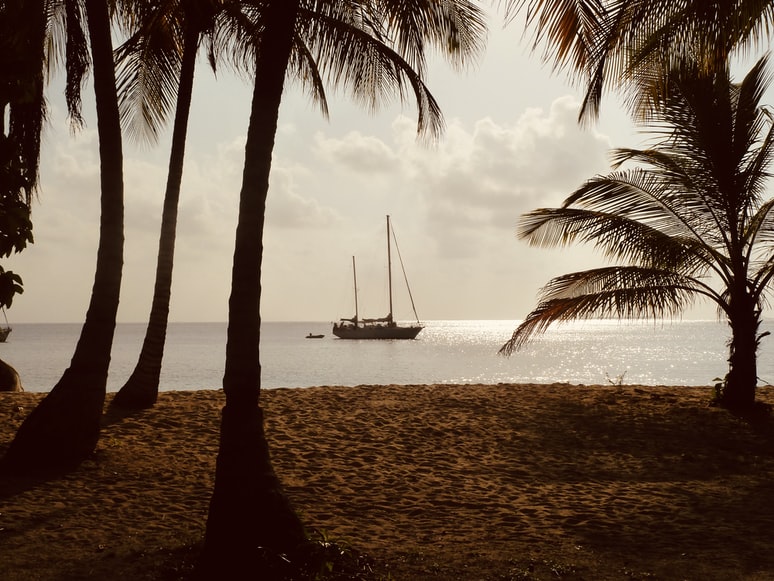 Barco no mar no final da tarde em San Blas Islands, Panamá - Representa o seguro viagem para San Blas.