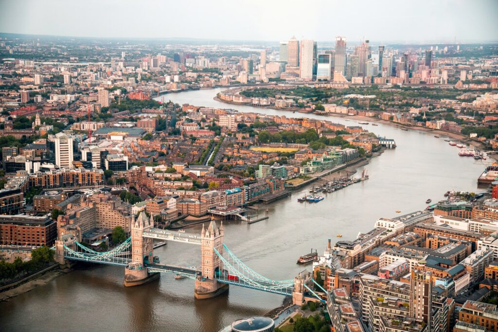 Rio que corta a London Bridge, uma das pontes mais famosas da cidade, com a cidade acompanhando o rio, para representar o seguro viagem para Londres