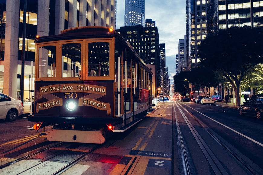Bondinho nas ruas de São Francisco, Califórnia. Representa o seguro viagem para São Francisco.