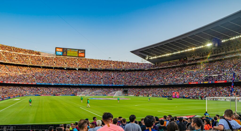 Estádio de futebol Camp Nou durante uma partida, arquibancadas lotadas, para representar o seguro viagem para Barcelona