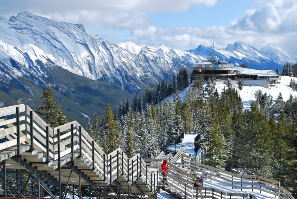 Montanhas altas e nevadas ao redor de uma estação de esqui em Banff no Canadá para representar o seguro viagem para Banff