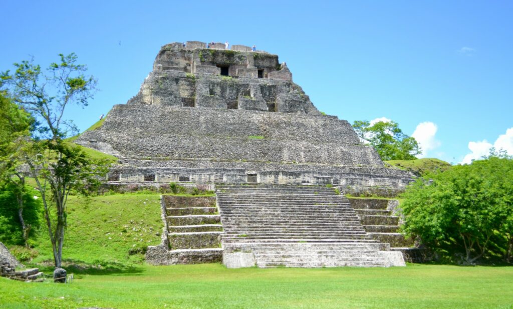 Ruínas maia de Xunantunich em Belize cercada por um gramado e árvores para representar o seguro viagem para Belize