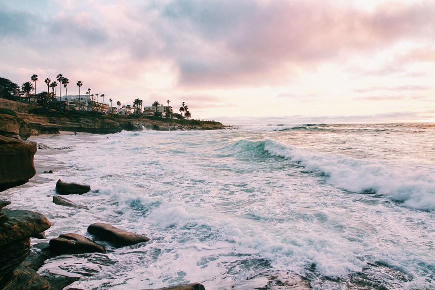 Praia em Sunset Cliffs, San Diego, Estados Unidos - Representa o seguro viagem para San Diego