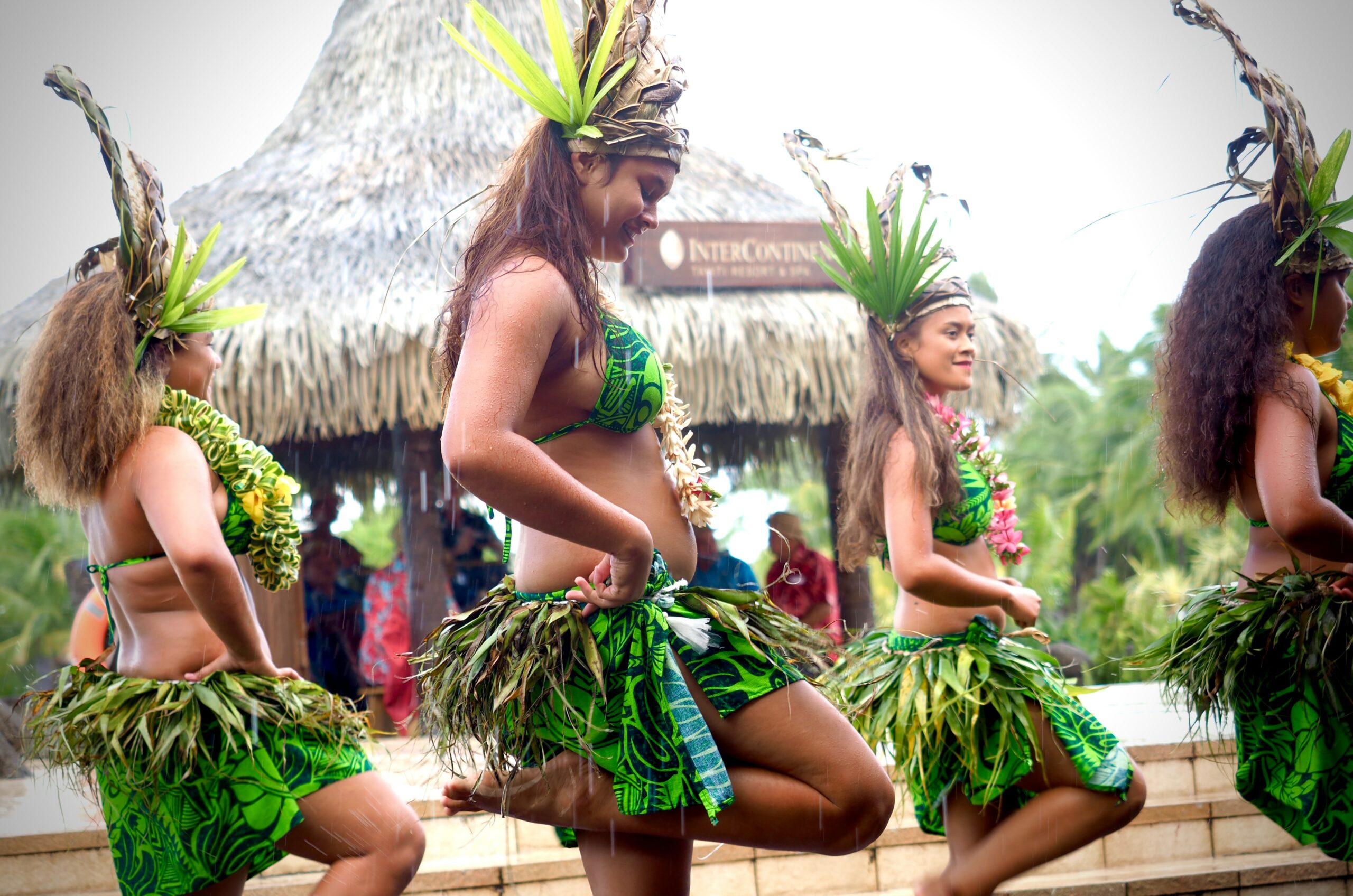 Mulheres dançando no Tahiti, Polinésia Francesa - Representa seguro viagem Tahiti.