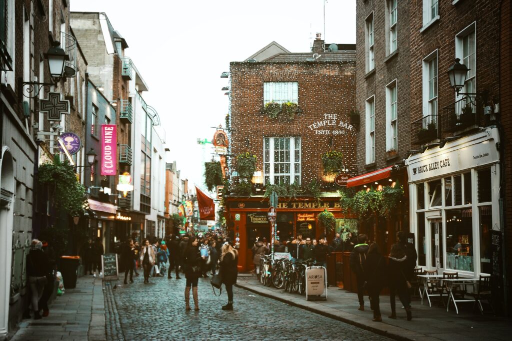 Rua movimentada no Temple Bar, Dublin, Irlanda - Representa seguro viagem Dublin.
