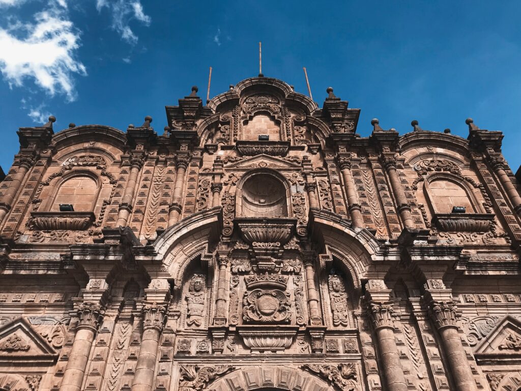 Construção antiga e colonial da Iglesia de la Compania de Jesus, uma igreja antiga em Cusco no Peru para representar o seguro viagem para Cusco