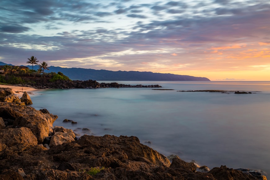 Praia de Three Tables Beach, Haleiwa, Havaí, Estados Unidos – representando o seguro viagem para o Havaí.