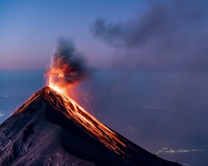 Erupção sobre Volcan de Fuego ao nascer do sol visto de Acatenango. -Representa o seguro viagem para Guatemala.