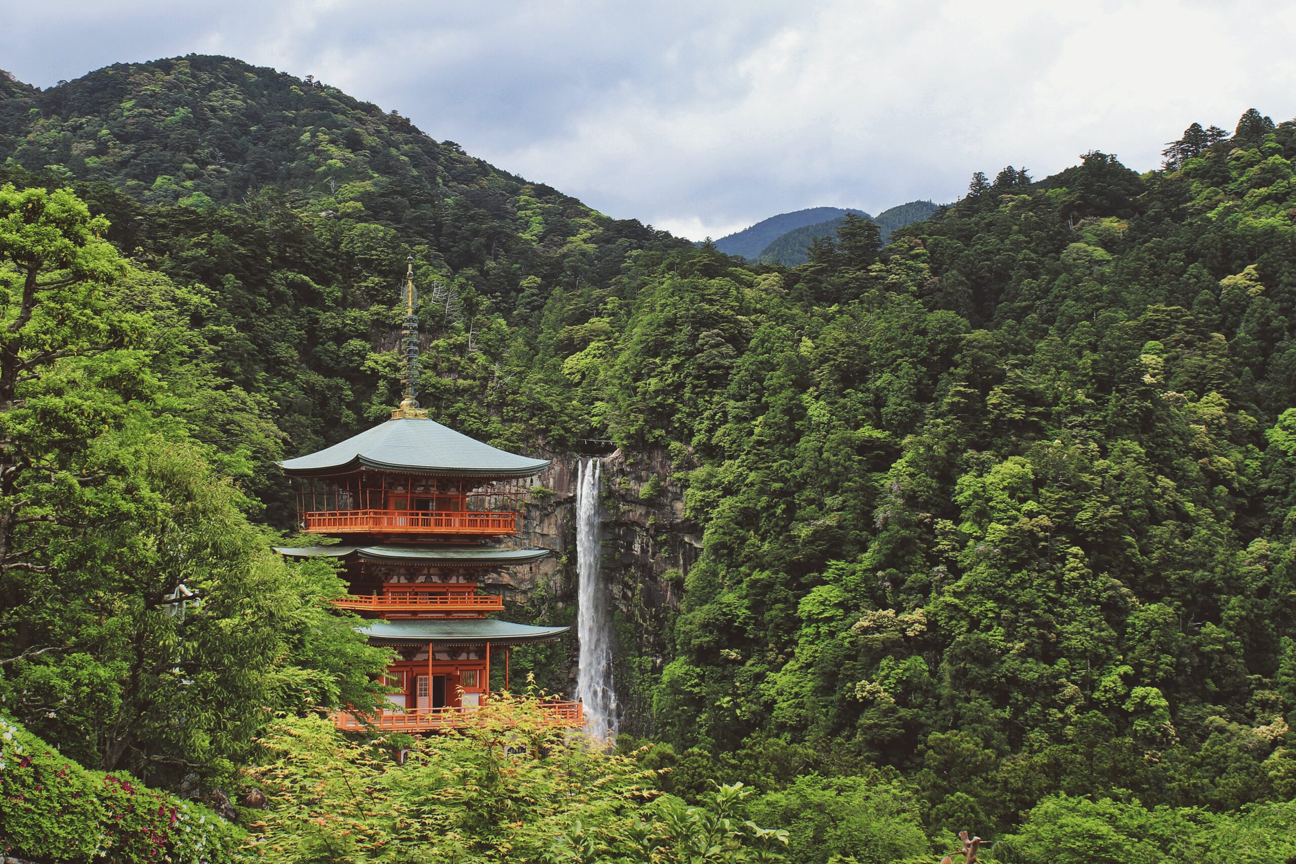 Vista de  Nachi-san em meio a floresta a cachoeira em Wakayama, Japão. Representa seguro viagem Japão.