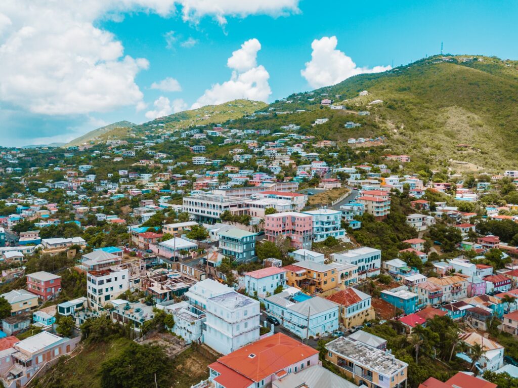St. Thomas em Ilhas Virgens Americanas, uma conjunto de casas coloridas que vão escalando pela montanha