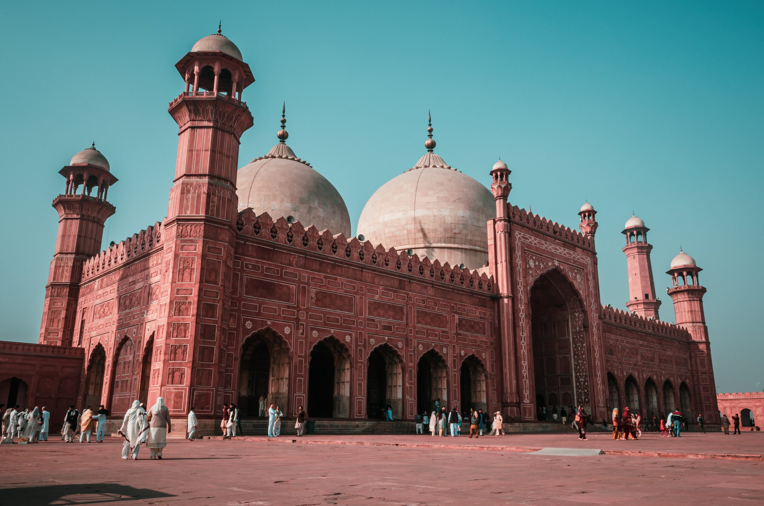 Vista da Badshahi Mosque, com algumas pessoas a frente - Representa eSIM Paquistão