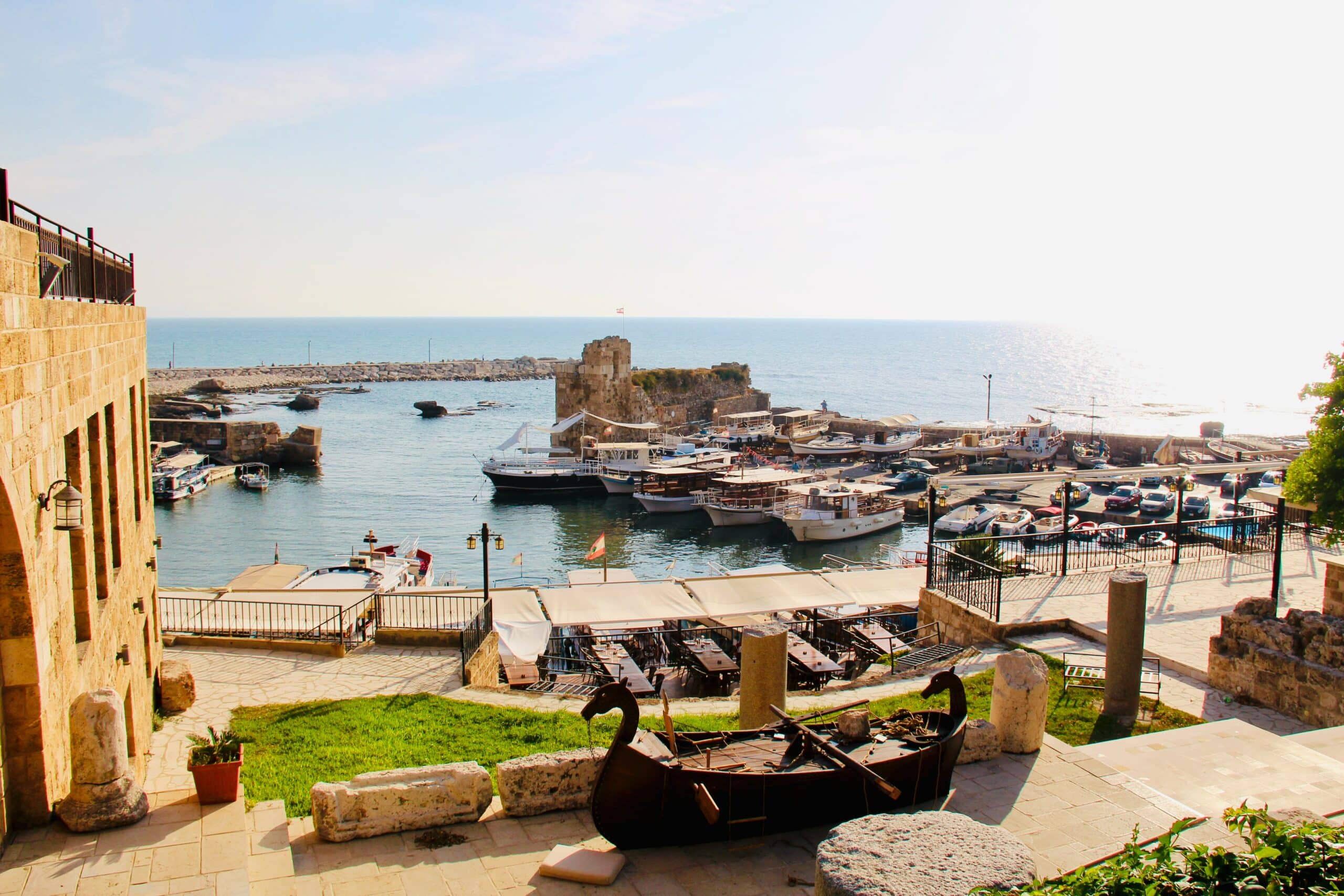 Vista do Porto de Byblos com barcos em Jbeil, Líbano.
